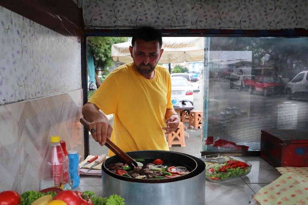 33 yıldır seyyar arabayla köfte satıyor