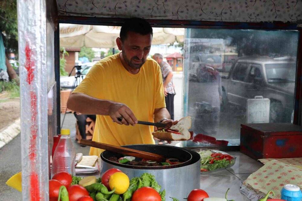 33 yıldır seyyar arabayla köfte satıyor