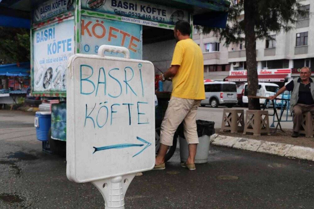 33 yıldır seyyar arabayla köfte satıyor