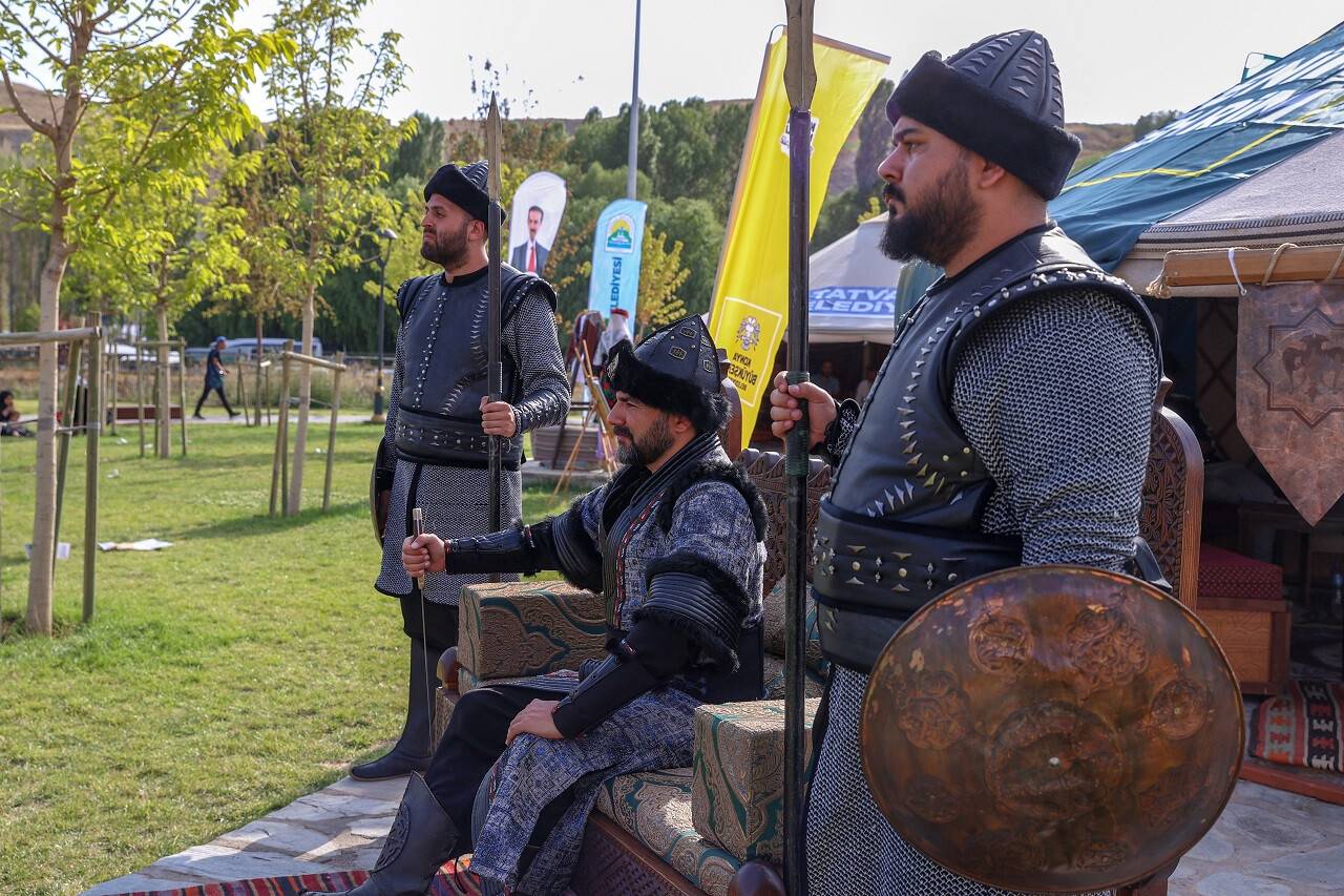 aa-20220824-28717444-28717441-tiyatro-sanatcilari-konyadan-getirilen-ozel-kiyafetlerle-sultan-alparslani-temsil-ediyor.jpg