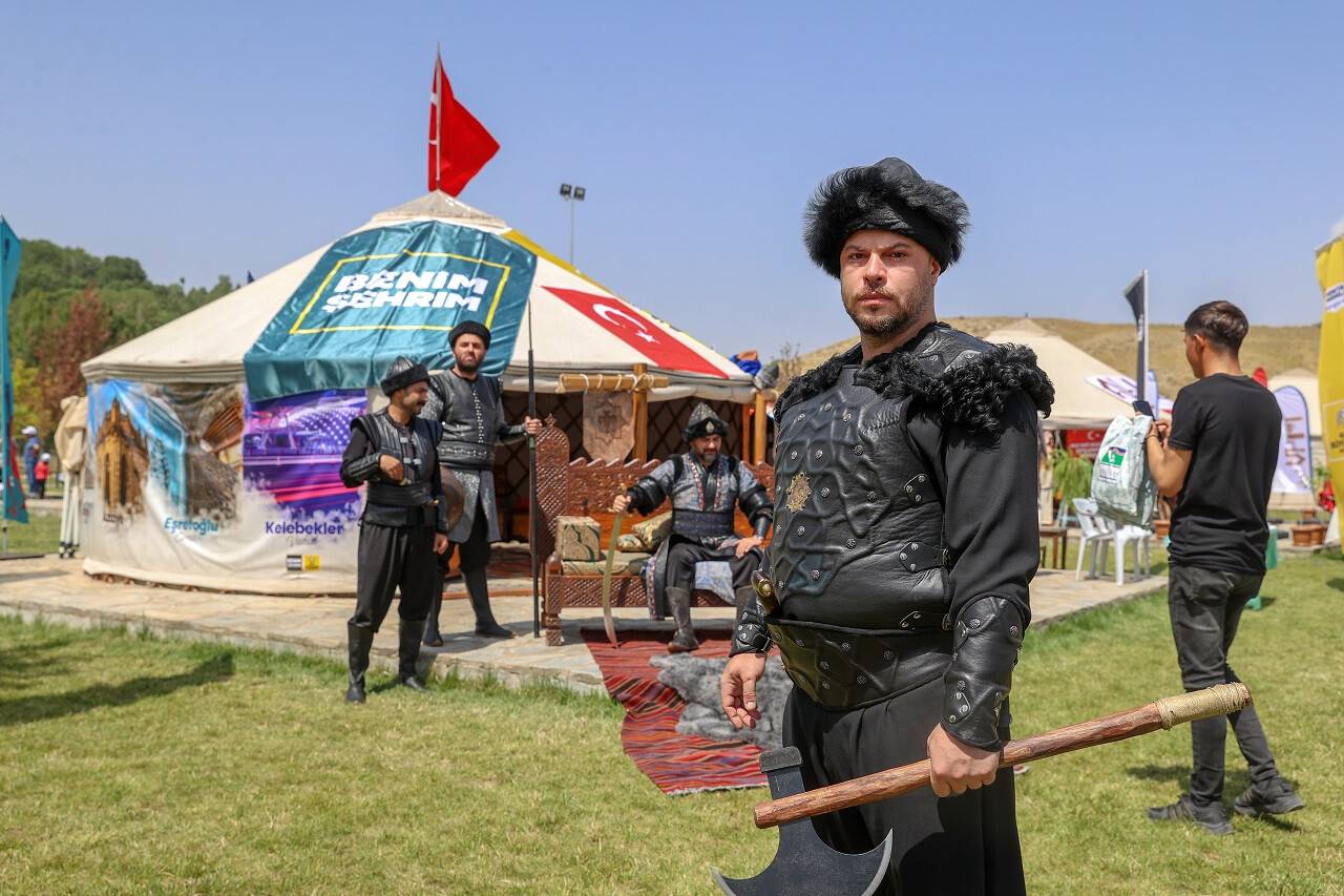 aa-20220824-28717444-28717442-tiyatro-sanatcilari-konyadan-getirilen-ozel-kiyafetlerle-sultan-alparslani-temsil-ediyor.jpg
