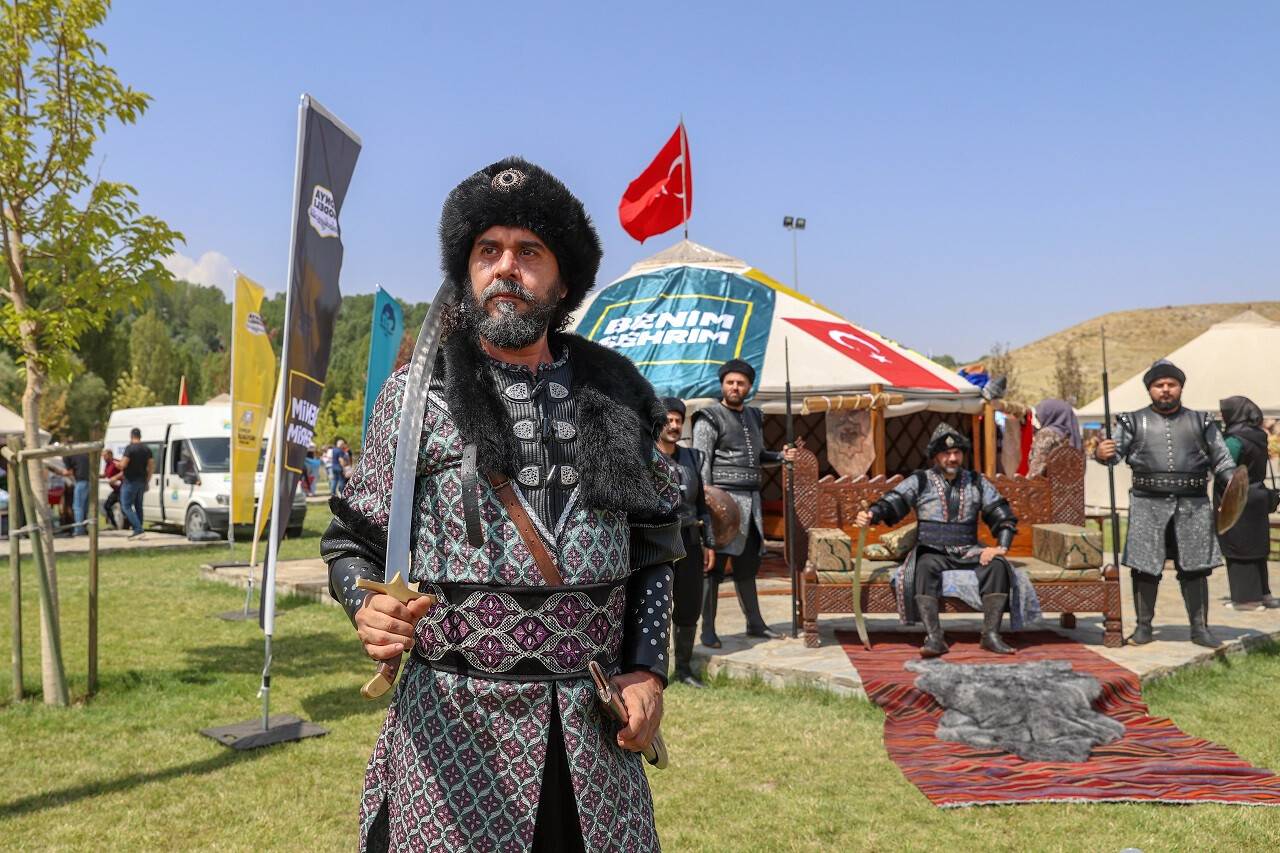 aa-20220824-28717444-28717443-tiyatro-sanatcilari-konyadan-getirilen-ozel-kiyafetlerle-sultan-alparslani-temsil-ediyor.jpg