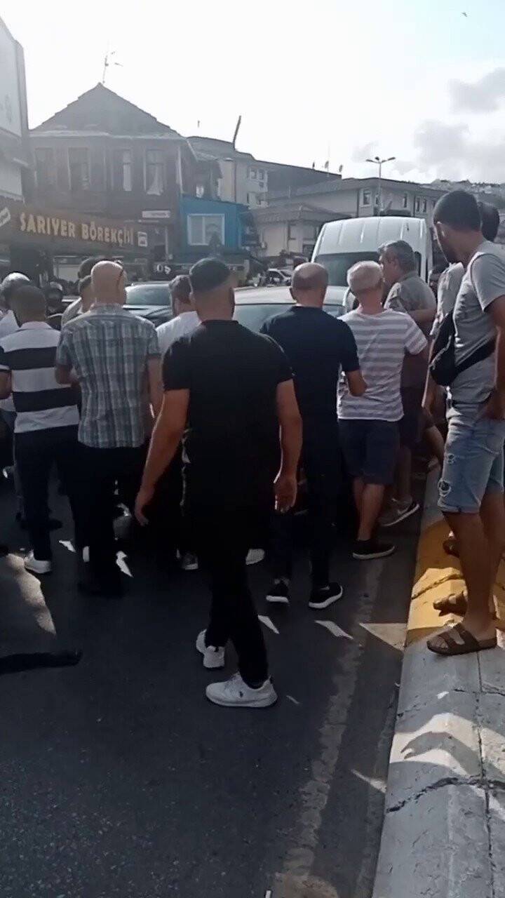 Eyüpsultan’da trafikteki sürücüler arasında yol verme kavgası kamerada