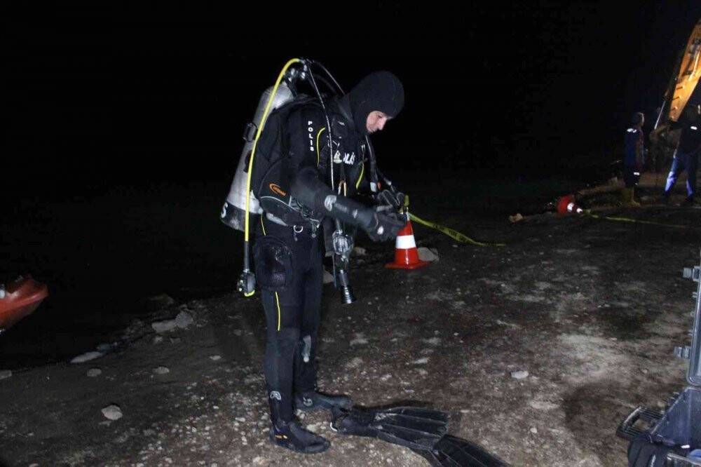 Karaman’da baraja düşen hafif ticari araçtan acı haber: Sürücünün cesedi 7 saatlik çalışmanın ardından çıkarıldı