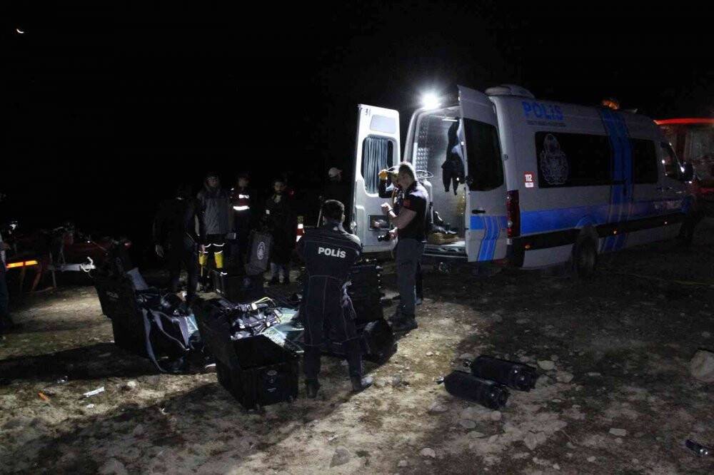 Karaman’da baraja düşen hafif ticari araçtan acı haber: Sürücünün cesedi 7 saatlik çalışmanın ardından çıkarıldı