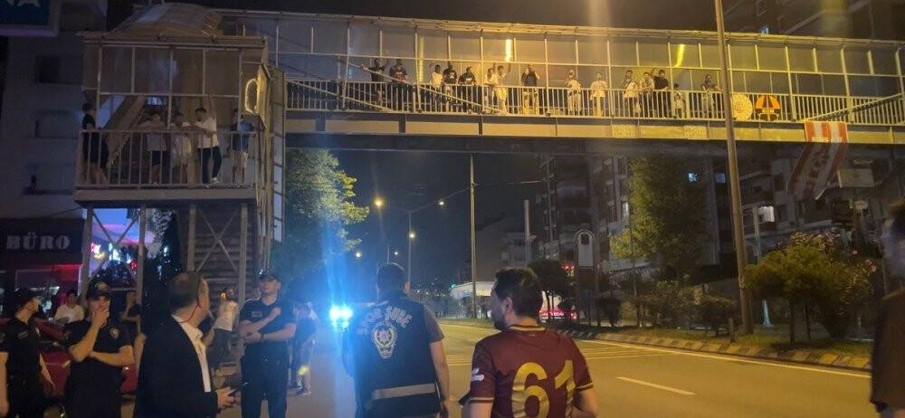 Trabzonspor taraftarı FC Kopenhag’ın kaldığı otel’in önüne akın etti