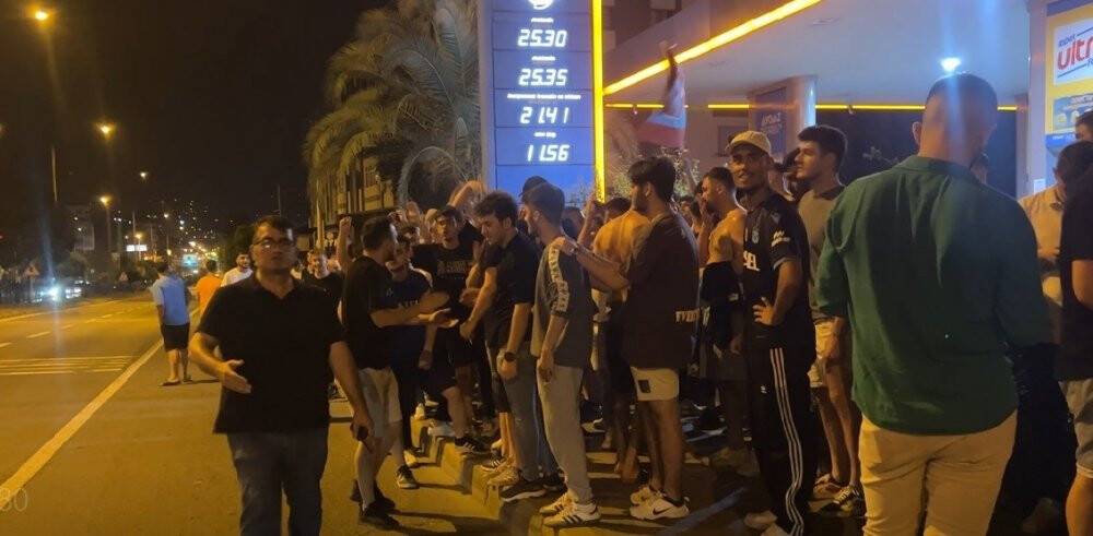 Trabzonspor taraftarı FC Kopenhag’ın kaldığı otel’in önüne akın etti