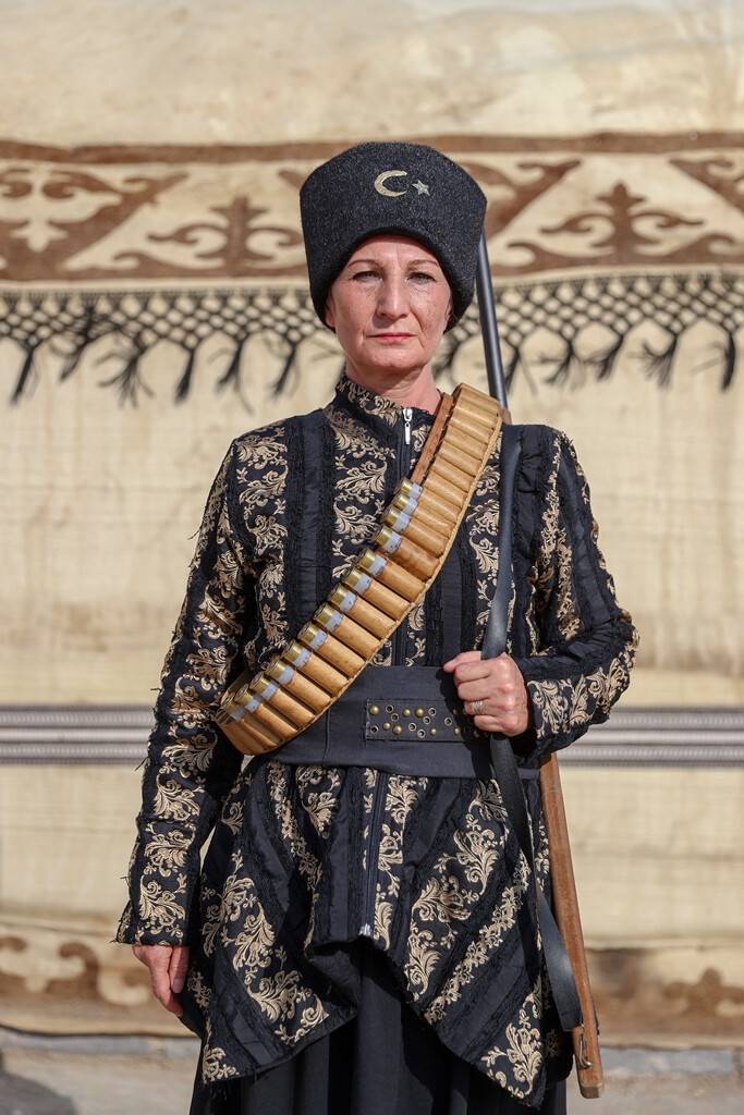 aa-20220825-28727188-28727168-anadolunun-kadinlari-kiyafetleriyle-malazgirt-zaferi-etkinliklerini-renklendirdi.jpg