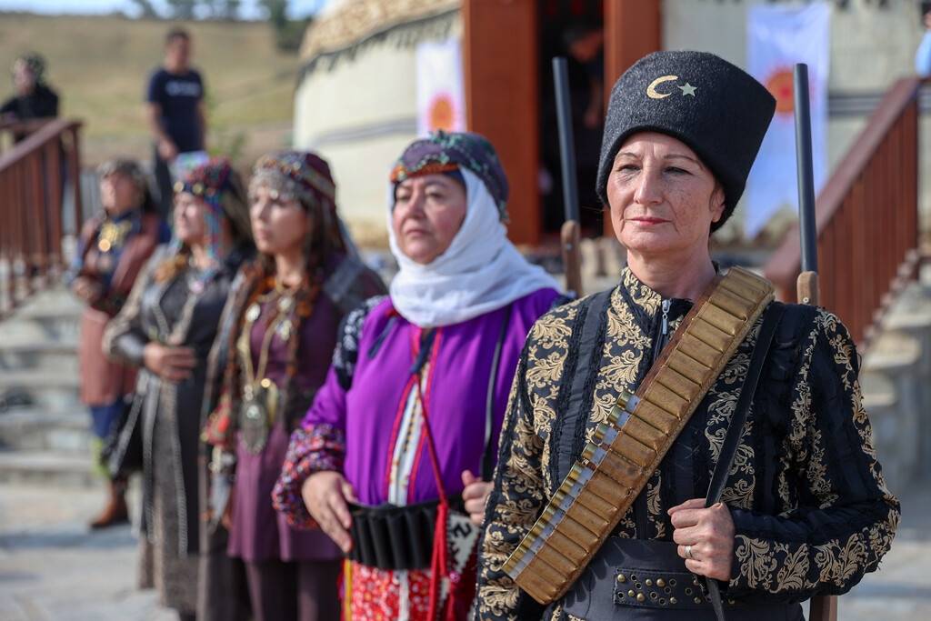 aa-20220825-28727188-28727177-anadolunun-kadinlari-kiyafetleriyle-malazgirt-zaferi-etkinliklerini-renklendirdi.jpg