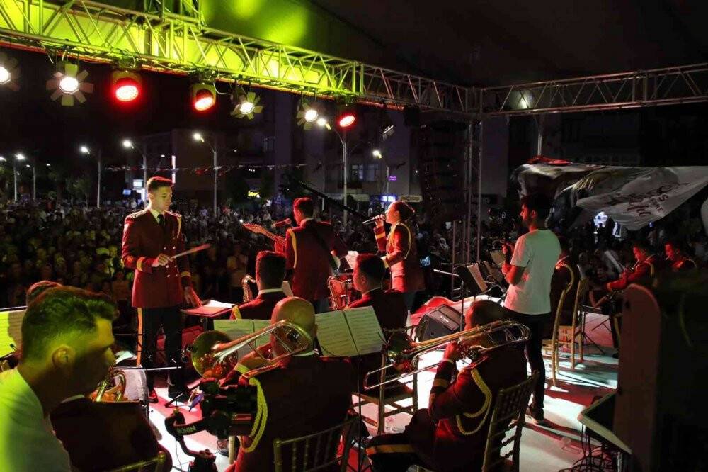 Akşehir Onur Günü, fener alayı ve Jandarma Bandosu konseri ile final yaptı