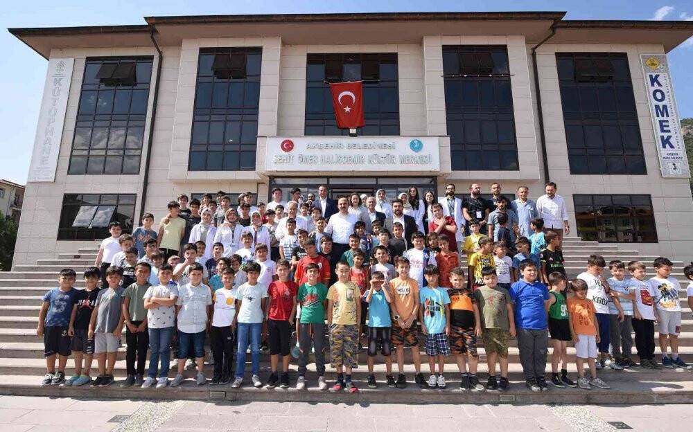 Başkan Altay: "Yaptığımız çalışmalarla altyapıyı tamamlarken ilçelerimize görsel bir güzellik de kazandırıyoruz"