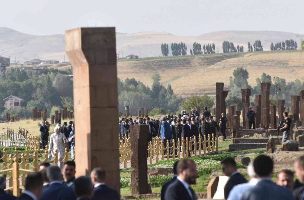 Cumhurbaşkanı Erdoğan’dan Selçuklu Mezarlığı ziyareti