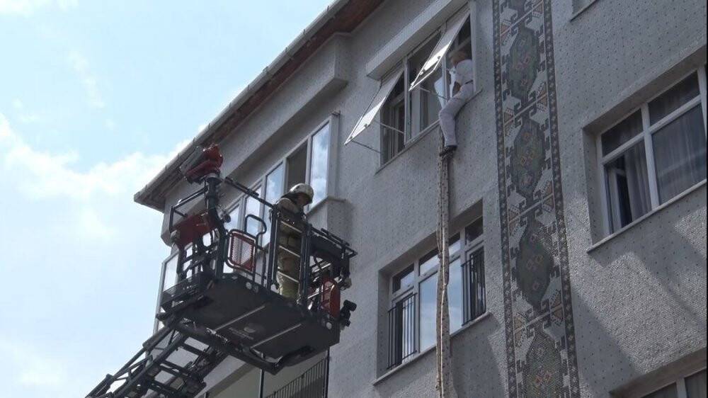 İstanbul’da film gibi olay: Bez parçalarını birleştirip aşağıya inmeye çalıştı