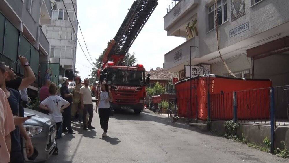 İstanbul’da film gibi olay: Bez parçalarını birleştirip aşağıya inmeye çalıştı