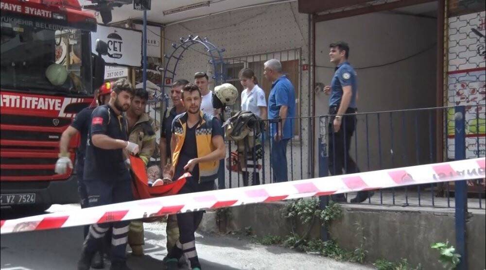 İstanbul’da film gibi olay: Bez parçalarını birleştirip aşağıya inmeye çalıştı