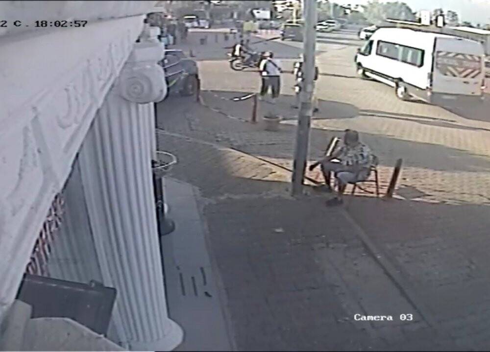 Motosiklet servis aracına çarptı: 2 yaralı