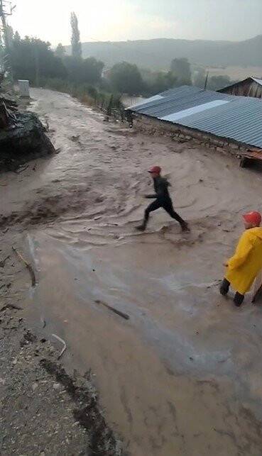 Sele kapılan genç işte böyle kurtarıldı