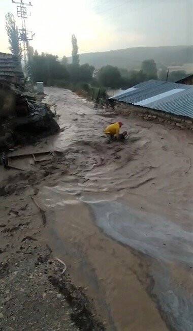 Sele kapılan genç işte böyle kurtarıldı