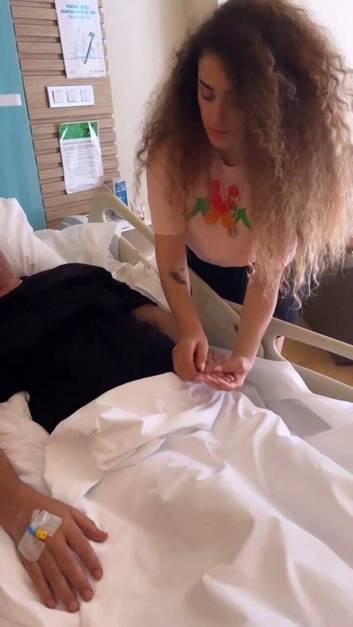 Tatlıses, kendisine ziyarete gelen Ebru Yaşar’ı uyardı