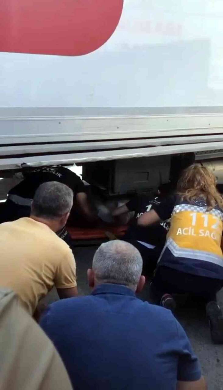 Tırın altında kalan yaşlı kadın yaralandı