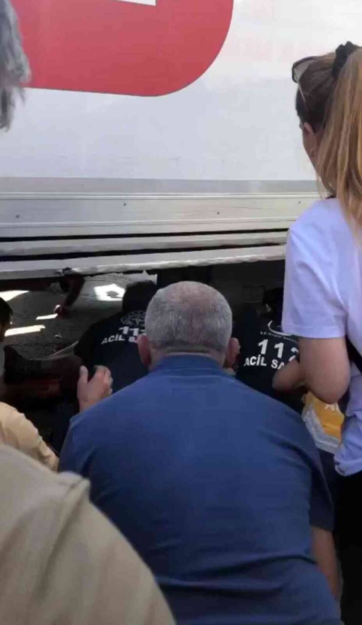 Tırın altında kalan yaşlı kadın yaralandı