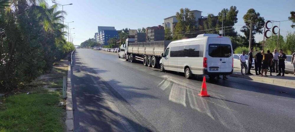 Tur minibüsü park halindeki tıra arkadan çarptı: 5 yaralı