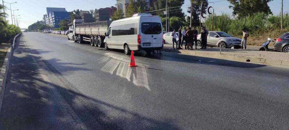 Tur minibüsü park halindeki tıra arkadan çarptı: 5 yaralı