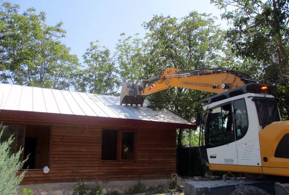 Uludağ eteklerinde kaçak yapı yıkıldı