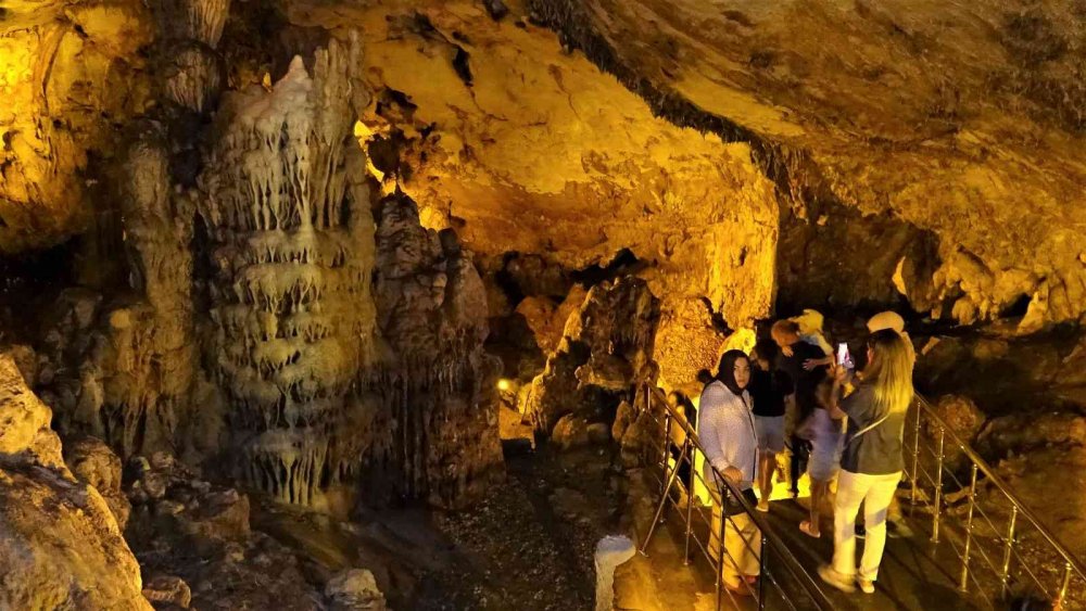 UNESCO’nun kültür miras listesinde, serinlemek isteyenler bu mağaraya akın ediyor