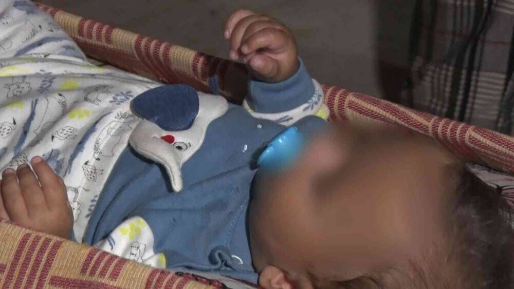 Aşı kartıyla birlikte evin kapısına bırakılan bebeğin kimliği belli oldu