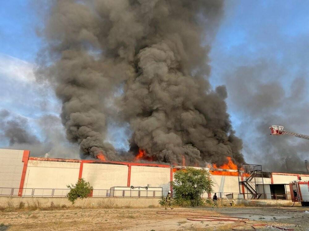 Battaniye fabrikasında çıkan yangın 6 saatte kontrol altına alındı