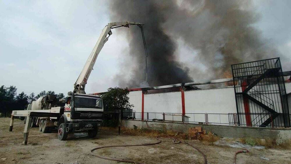 Battaniye fabrikasında çıkan yangın 6 saatte kontrol altına alındı