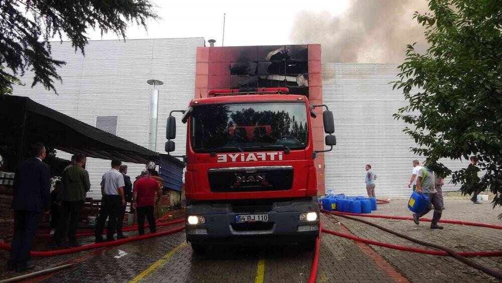 Battaniye fabrikasında çıkan yangın 6 saatte kontrol altına alındı