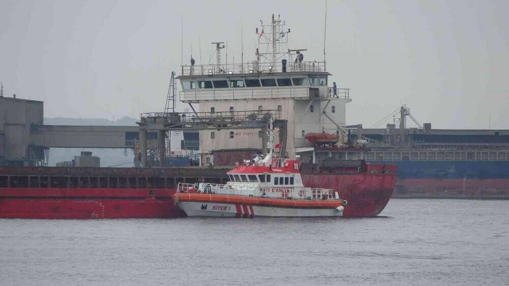 Çanakkale Boğazı’nda karaya oturan gemiyi kurtarma çalışmaları başladı