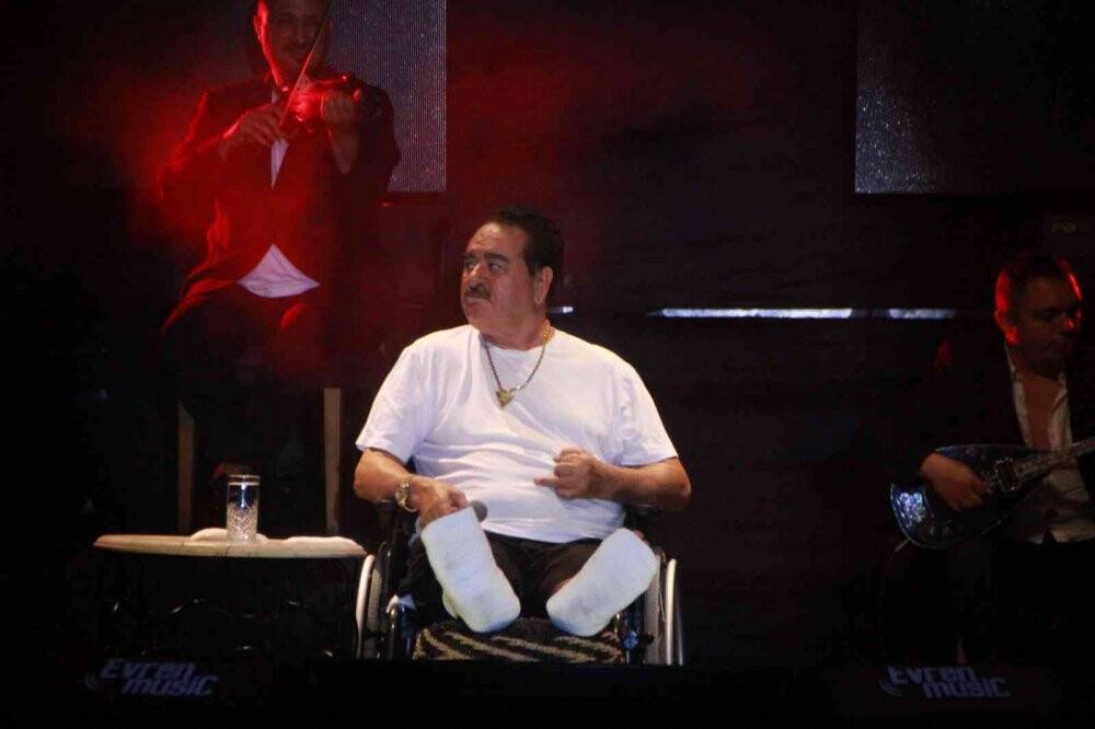 Gündüz ölümden dönen Tatlıses, akşam tekerlekli sandalyede konser verdi