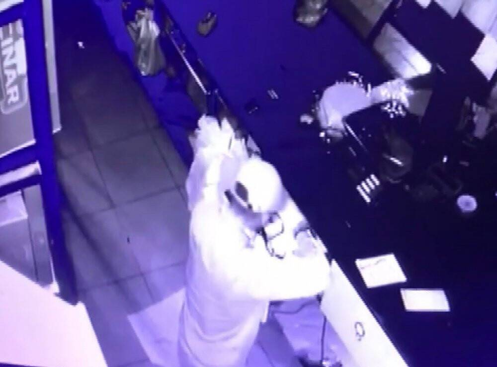 Kafeye giren hırsız sadaka kutusu çaldı