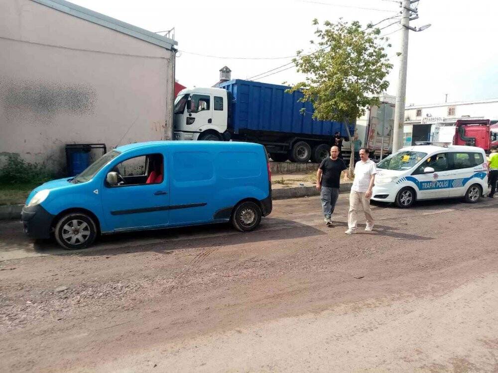 Köpekten kaçan 12 yaşındaki çocuğa araba çarptı: O anlar kameralara yansıdı