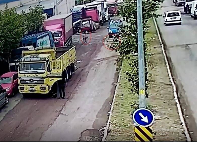 Köpekten kaçan 12 yaşındaki çocuğa araba çarptı: O anlar kameralara yansıdı