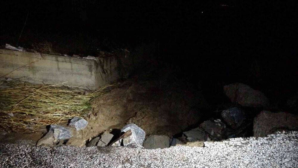 Şiddetli yağış sonrası Çanakkale’de köy yolu göçtü