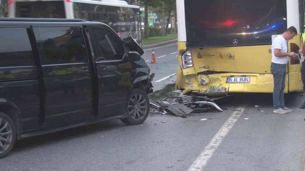 Yabancı turistleri taşıyan tur minibüsü Beyoğlu’nda İETT otobüsüne çarptı, 2 kişi yaralandı