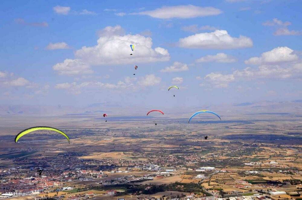 9. Akşehir XC Open Türkiye Yamaç Paraşütü Mesafe Şampiyonası ve Eğitim Yarışması başladı