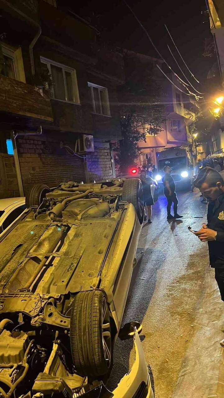 Ara sokakta hız yapan otomobil, 3 otomobile çarparak takla attı