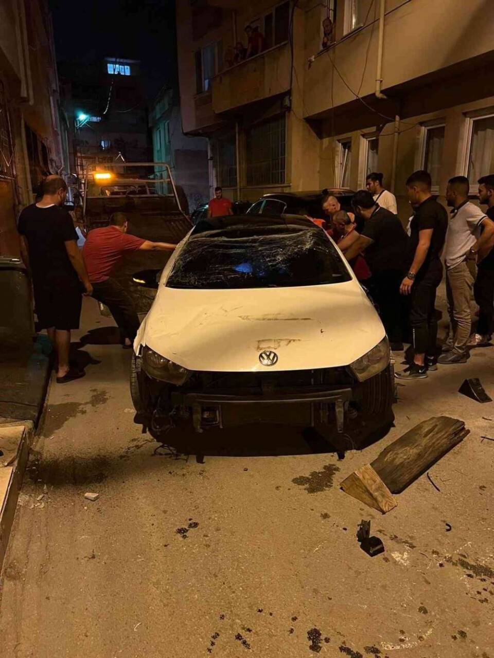 Ara sokakta hız yapan otomobil, 3 otomobile çarparak takla attı