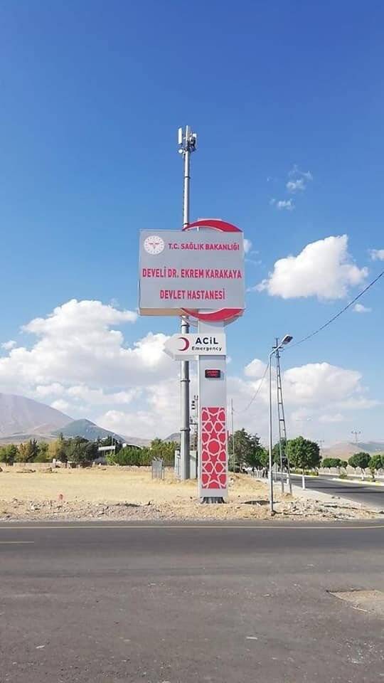 Develi’deki Dr. Ekrem Karakaya Devlet Hastanesi’nin tabelaları asıldı