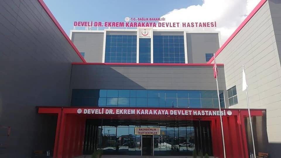 Develi’deki Dr. Ekrem Karakaya Devlet Hastanesi’nin tabelaları asıldı