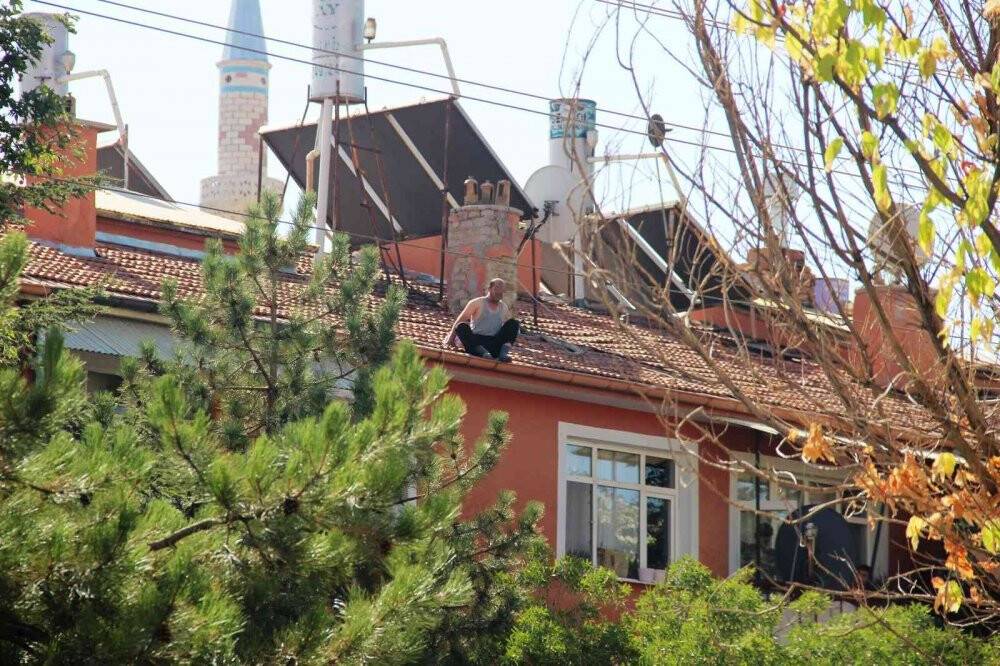Eşi evi terk etti diye çatıya çıkan kişi, fenalaşınca indirildi