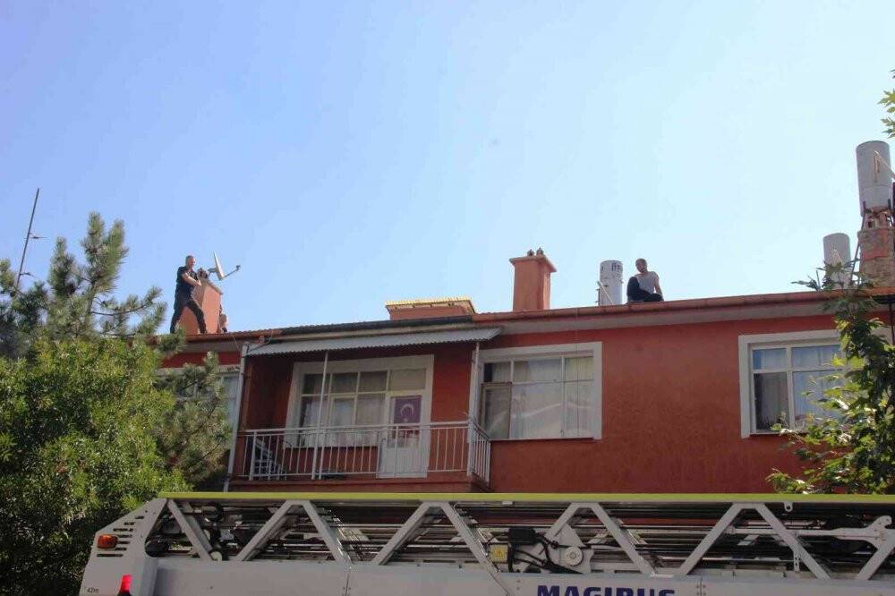 Eşi evi terk etti diye çatıya çıkan kişi, fenalaşınca indirildi