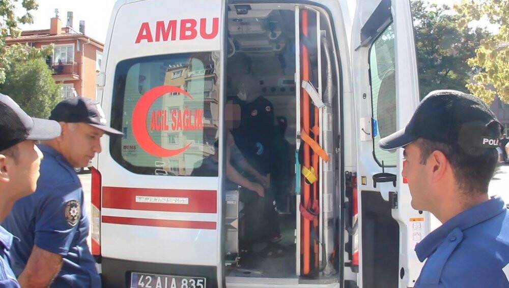 Eşi evi terk etti diye çatıya çıkan kişi, fenalaşınca indirildi