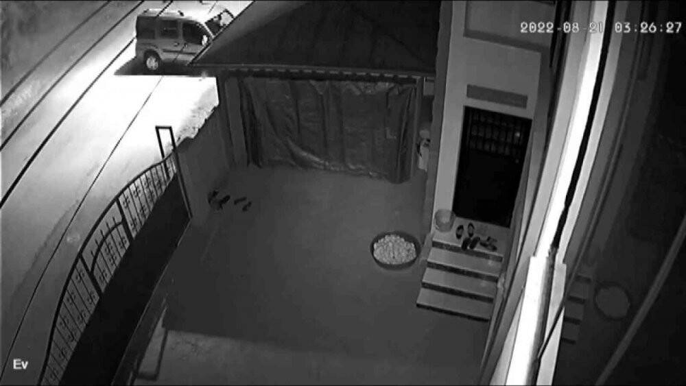 Kırmızı ışıkta bekleyen araca böyle çarptı