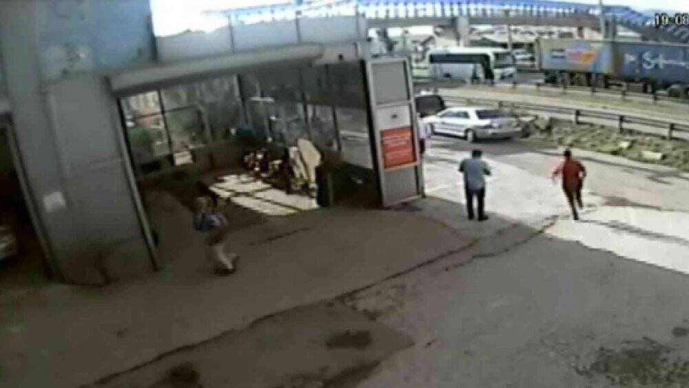 Kırmızı ışıkta bekleyen araca böyle çarptı